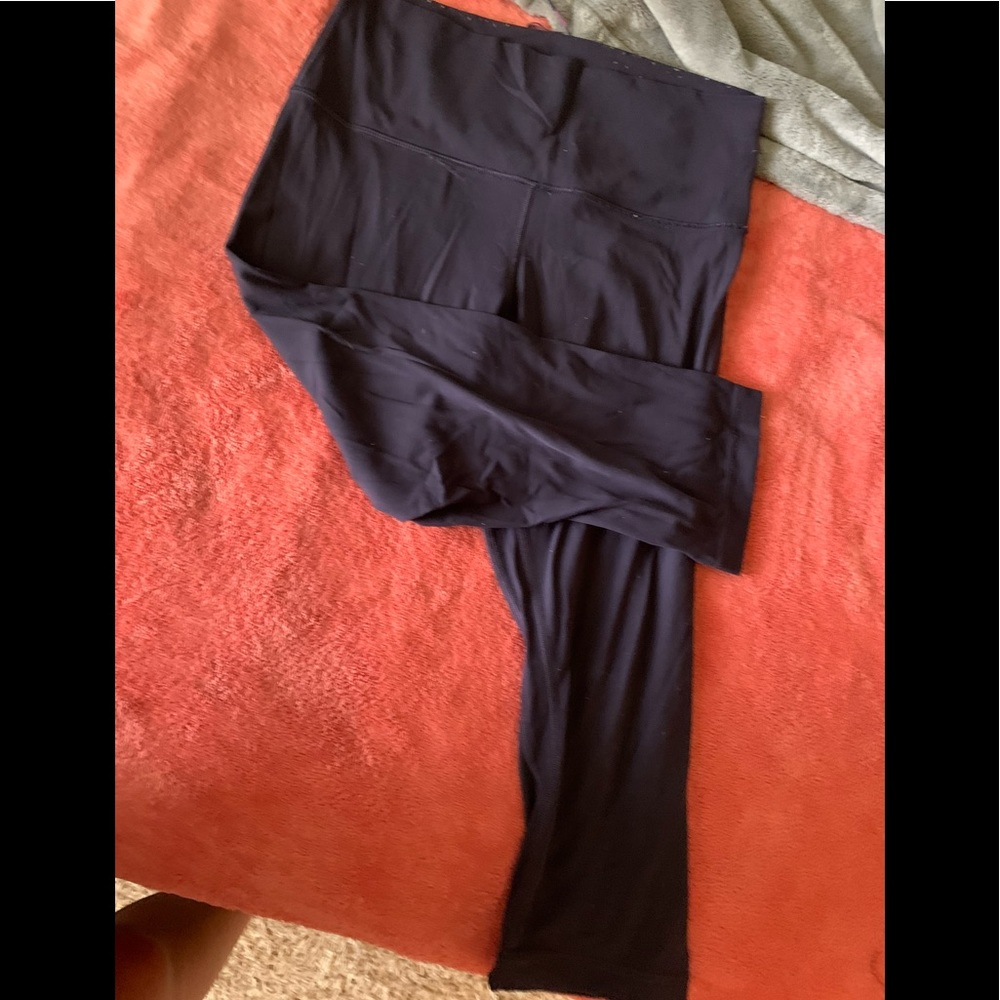 barely worn size 6 Lululemon dark purple Capri